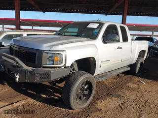 2011 Chevrolet Silverado 1500 LT with VIN 1GCRCSE09BZ423063, listed as a IAAI auction lot 41486593 with 390,292 mi miles. Bid and sale history available at carsss.com. Image 17.