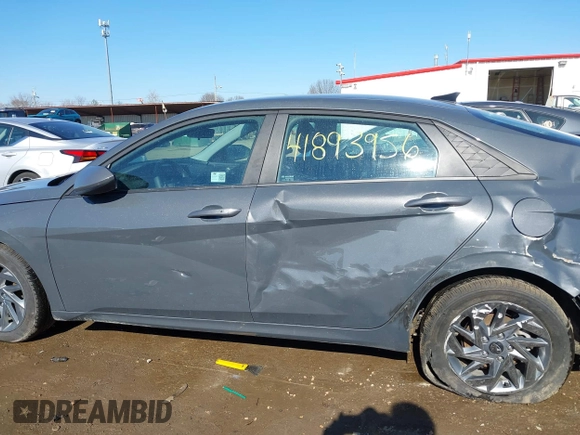 2024 Hyundai Elantra SEL z VIN KMHLM4DG4RU805694, wystawiony jako IAAI lot #41893956 z przebiegiem 4 856 mil mil oraz . Historia ofert i sprzedaży dostępna na DreamBid. Obrazek 14.