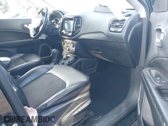 2020 Jeep Compass Latitude z VIN 3C4NJDBB6LT164241, wystawiony jako IAAI lot #41502823 z przebiegiem 75 314 mil mil oraz . Historia ofert i sprzedaży dostępna na DreamBid. Obrazek 5.