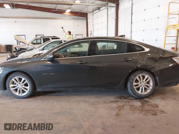 2018 Chevrolet Malibu LT z VIN 1G1ZD5ST5JF223948, wystawiony jako IAAI lot #42248560 z przebiegiem 75 643 mil mil oraz . Historia ofert i sprzedaży dostępna na DreamBid. Obrazek 14.