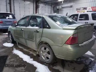 2007 Ford Focus S z VIN 1FAHP34N17W104080, wystawiony jako IAAI lot #41541274 z przebiegiem 106 938 mil mil oraz . Historia ofert i sprzedaży dostępna na DreamBid. Obrazek 3.