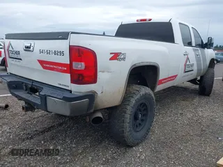2008 Chevrolet Silverado 3500HD SRW 1LT z VIN 1GCHK33628F100592, wystawiony jako IAAI lot #41838192 z przebiegiem 221 333 mil mil oraz . Historia ofert i sprzedaży dostępna na DreamBid. Obrazek 4.