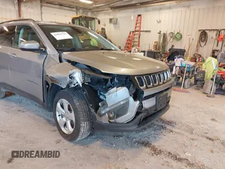 2018 Jeep Compass Latitude z VIN 3C4NJDBBXJT403674, wystawiony jako IAAI lot #42015795 z przebiegiem 86 329 mil mil oraz . Historia ofert i sprzedaży dostępna na DreamBid. Obrazek 6.
