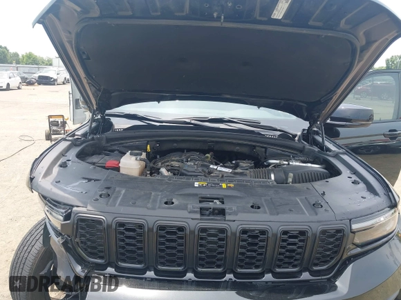 2023 Jeep Grand Cherokee Laredo z VIN 1C4RJGAG7PC648078, wystawiony jako IAAI lot #42474047 z przebiegiem 25 663 mil mil oraz . Historia ofert i sprzedaży dostępna na DreamBid. Obrazek 10.