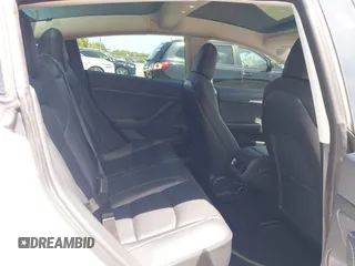 2022 Tesla Model 3 Long Range z VIN 5YJ3E1EB4NF163001, wystawiony jako IAAI lot #42211705 z przebiegiem 53 487 mil mil oraz . Historia ofert i sprzedaży dostępna na DreamBid. Obrazek 8.