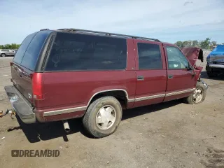 1998 GMC Suburban z VIN 3GKFK16R1WG503206, wystawiony jako Copart lot #69802344 z przebiegiem 231 148 mil mil oraz Szkody całkowita. Historia ofert i sprzedaży dostępna na DreamBid. Obrazek 3.