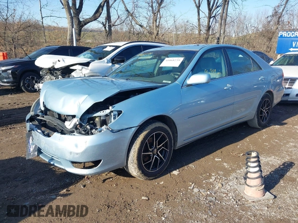 2006 Toyota Camry LE z VIN 4T1BF30K46U621829, wystawiony jako IAAI lot #41068239 z przebiegiem 96 942 mil mil oraz . Historia ofert i sprzedaży dostępna na DreamBid. Obrazek 2.