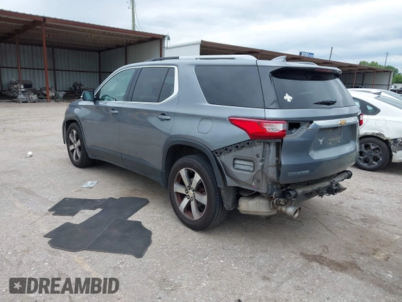 2018 Chevrolet Traverse LT z VIN 1GNERHKW3JJ135861, wystawiony jako IAAI lot #42189570 z przebiegiem 180 113 mil mil oraz . Historia ofert i sprzedaży dostępna na DreamBid. Obrazek 3.