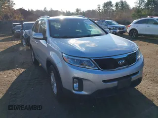 2015 Kia Sorento LX z VIN 5XYKTCA64FG558117, wystawiony jako IAAI lot #40829440 z przebiegiem 109 960 mil mil oraz . Historia ofert i sprzedaży dostępna na DreamBid. Obrazek 1.