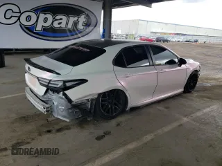 2018 Toyota Camry LE z VIN JTNB11HK8J3025709, wystawiony jako Copart lot #56763315 z przebiegiem 157 941 mil mil oraz Szkoda całkowita • Salvage title. Historia ofert i sprzedaży dostępna na DreamBid. Obrazek 3.