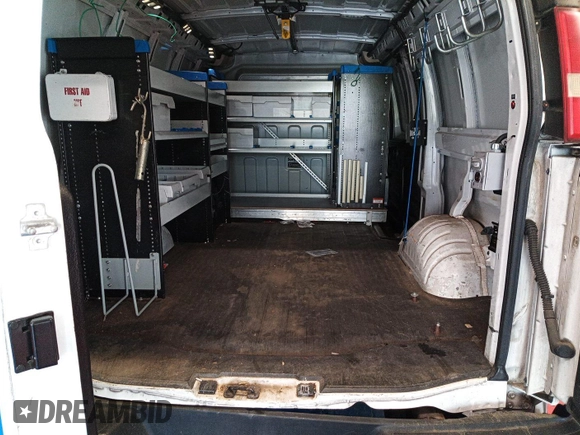 2015 Chevrolet Express Cargo z VIN 1GCWGFCF2F1160764, wystawiony jako IAAI lot #42566615 z przebiegiem 232 493 mil mil oraz . Historia ofert i sprzedaży dostępna na DreamBid. Obrazek 3.