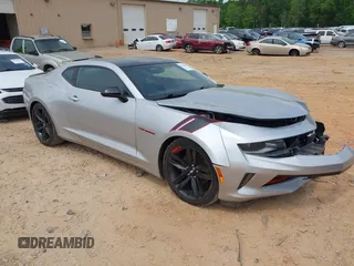 2018 Chevrolet Camaro 1LT z VIN 1G1FB1RSXJ0153350, wystawiony jako IAAI lot #42013468 z przebiegiem 72 838 mil mil oraz . Historia ofert i sprzedaży dostępna na DreamBid. Obrazek 1.
