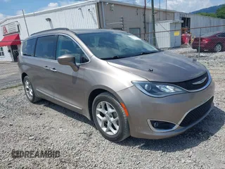 2017 Chrysler Pacifica Touring L z VIN 2C4RC1BG9HR668654, wystawiony jako IAAI lot #42452032 z przebiegiem 170 018 mil mil oraz . Historia ofert i sprzedaży dostępna na DreamBid. Obrazek 1.