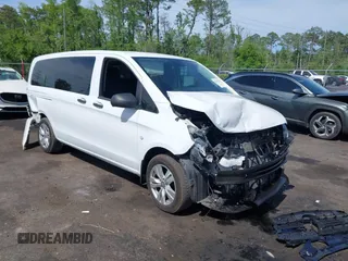 2017 Mercedes-Benz Metris Passenger z VIN WD4PG2EE9H3250704, wystawiony jako IAAI lot #42170296 z przebiegiem 101 991 mil mil oraz . Historia ofert i sprzedaży dostępna na DreamBid. Obrazek 1.