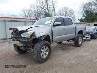 2017 Toyota Tacoma SR z VIN 5TFAX5GN0HX083950, wystawiony jako IAAI lot #41519388 z przebiegiem 130 211 mil mil oraz . Historia ofert i sprzedaży dostępna na DreamBid. Obrazek 2.