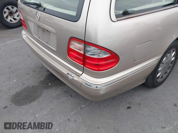 2000 Mercedes-Benz E 320 with VIN WDBJH65J8YA981779, listed as a IAAI auction lot 42107928 with 276,090 mi miles and . Bid and sale history available at DreamBid. Image 17.