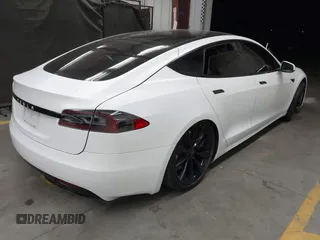 2017 Tesla Model S 100D z VIN 5YJSA1E2XHF224671, wystawiony jako IAAI lot #42665581 z przebiegiem 128 517 mil mil oraz . Historia ofert i sprzedaży dostępna na DreamBid. Obrazek 4.