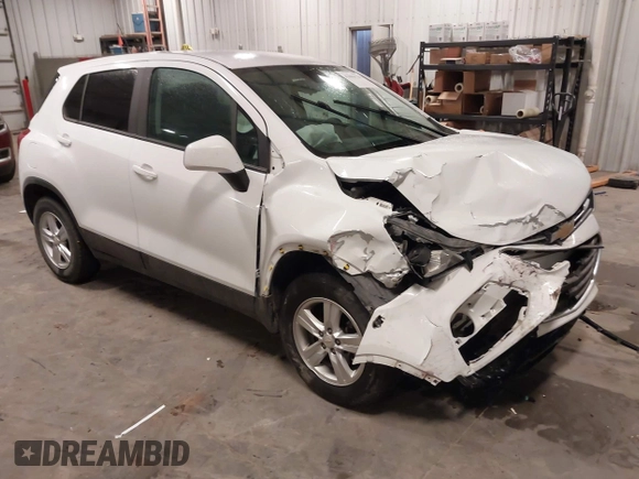 2020 Chevrolet Trax LS z VIN KL7CJKSB0LB318257, wystawiony jako IAAI lot #42080139 z przebiegiem 59 616 mil mil oraz . Historia ofert i sprzedaży dostępna na DreamBid. Obrazek 1.