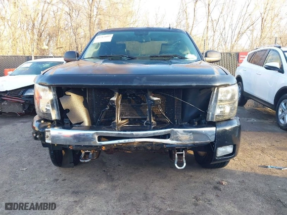 2011 Chevrolet Silverado 1500 LT with VIN 1GCRCSE06BZ300806, listed as a IAAI auction lot 41717597 with 153,697 mi miles. Bid and sale history available at carsss.com. Image 6.