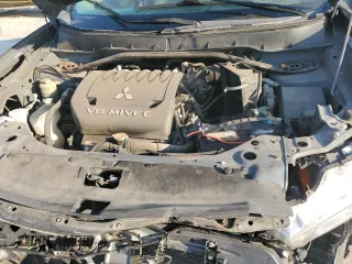 2010 Mitsubishi Outlander XLS z VIN JA4JS4AX2AZ014751, wystawiony jako Copart lot #72210974 z przebiegiem 183 864 mil mil oraz Szkoda całkowita • Salvage title. Historia ofert i sprzedaży dostępna na DreamBid. Obrazek 13.