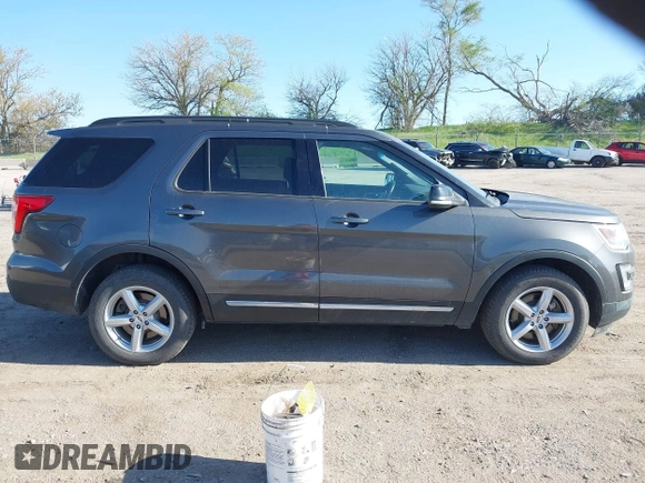 2017 Ford Explorer XLT z VIN 1FM5K8D89HGA43961, wystawiony jako IAAI lot #42174785 z przebiegiem 104 435 mil mil oraz . Historia ofert i sprzedaży dostępna na DreamBid. Obrazek 13.