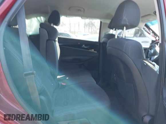 2019 Kia Sorento LX with VIN 5XYPG4A33KG574065, listed as a IAAI auction lot 41610056 with 93,146 mi miles. Bid and sale history available at carsss.com. Image 8.