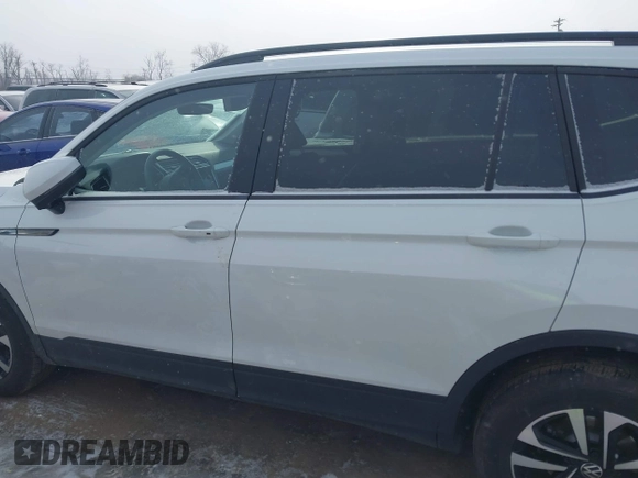 2024 Volkswagen Tiguan S с VIN 3VVFB7AX1RM103822, выставлен на аукционе IAAI как лот 41364247 с пробегом 10 407 миль миль и . История ставок и продаж доступна на DreamBid. Изображение 14.