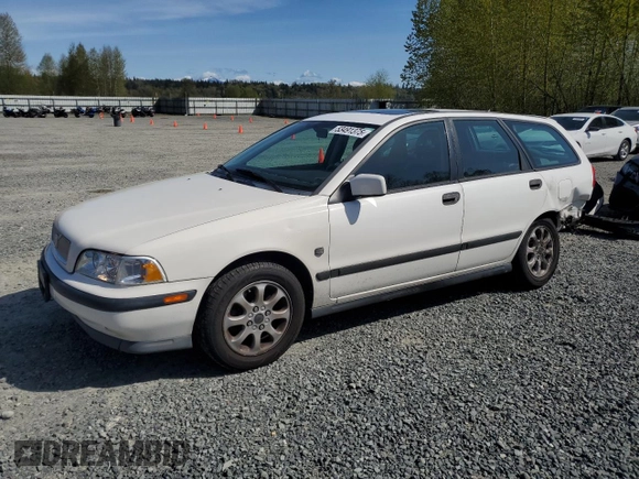 2000 Volvo V40 z VIN YV1VW2552YF568371, wystawiony jako Copart lot #53491375 z przebiegiem 66 631 mil mil oraz Szkody całkowita. Historia ofert i sprzedaży dostępna na DreamBid. Obrazek 1.