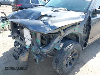 2019 Ram 1500 Rebel z VIN 1C6SRFLT2KN696557, wystawiony jako IAAI lot #42110931 z przebiegiem 81 372 mil mil oraz . Historia ofert i sprzedaży dostępna na DreamBid. Obrazek 6.