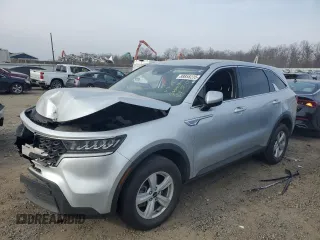 2022 Kia Sorento LX z VIN 5XYRGDLC3NG099592, wystawiony jako Copart lot #88858235 z przebiegiem 77 019 mil mil oraz Szkoda całkowita • Salvage title. Historia ofert i sprzedaży dostępna na DreamBid. Obrazek 1.