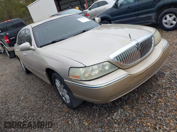 2008 Lincoln Town Car Limited z VIN 2LNHM82V88X636673, wystawiony jako IAAI lot #41023893 z przebiegiem 128 185 mil mil oraz . Historia ofert i sprzedaży dostępna na DreamBid. Obrazek 1.