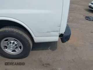 2021 Chevrolet Express Cargo z VIN 1GCWGAFP6M1206374, wystawiony jako IAAI lot #42451400 z przebiegiem 118 252 mil mil oraz . Historia ofert i sprzedaży dostępna na DreamBid. Obrazek 6.
