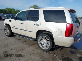 2010 Cadillac Escalade Luxury z VIN 1GYUKBEF6AR122941, wystawiony jako IAAI lot #42081463 z przebiegiem 172 876 mil mil oraz . Historia ofert i sprzedaży dostępna na DreamBid. Obrazek 3.