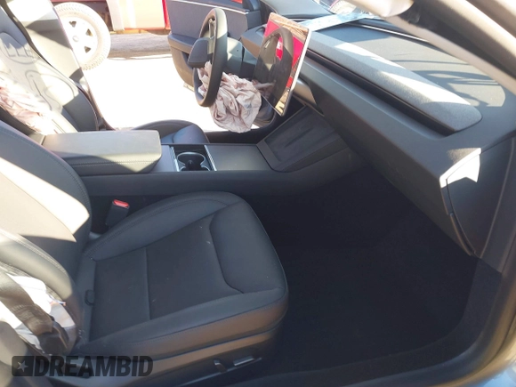 2025 Tesla Model 3 Long Range z VIN 5YJ3E1EA1SF877574, wystawiony jako IAAI lot #41891632 z przebiegiem 2 914 mil mil oraz . Historia ofert i sprzedaży dostępna na DreamBid. Obrazek 5.