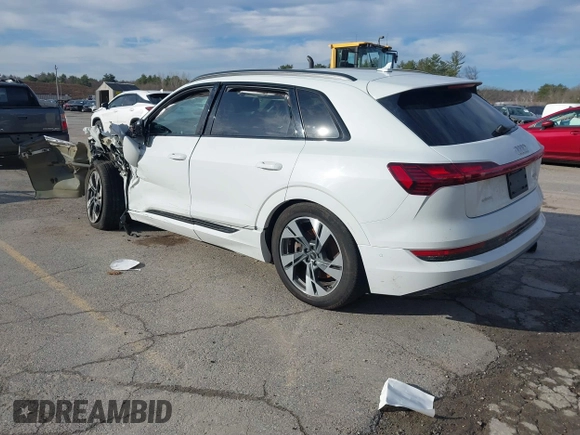 2022 Audi e-tron Premium z VIN WA1AAAGE2NB040546, wystawiony jako IAAI lot #41813053 z przebiegiem 47 002 mil mil oraz . Historia ofert i sprzedaży dostępna na DreamBid. Obrazek 3.
