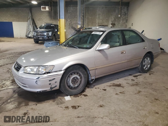 2001 Toyota Camry CE z VIN 4T1BG22K91U101946, wystawiony jako Copart lot #59685795 z przebiegiem 99 347 mil mil oraz Szkoda całkowita • Salvage title. Historia ofert i sprzedaży dostępna na DreamBid. Obrazek 1.