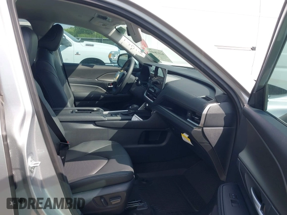 2024 Toyota Highlander XLE with VIN 5TDAAAA55RS017176, listed as a IAAI auction lot 42038401 with 14 mi miles and . Bid and sale history available at DreamBid. Image 5.