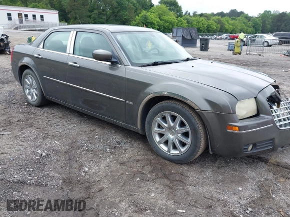 2008 Chrysler 300 Touring z VIN 2C3LA53G08H165266, wystawiony jako IAAI lot #42219596 z przebiegiem 119 141 mil mil oraz . Historia ofert i sprzedaży dostępna na DreamBid. Obrazek 1.