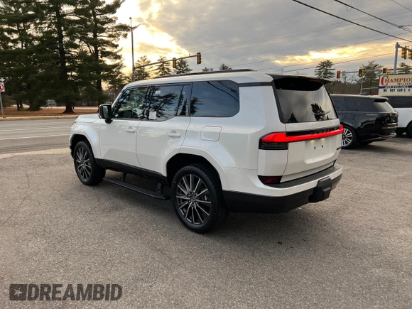 2024 Lexus GX 550 Luxury with VIN JTJVBCDX9R5005977, listed as a Copart auction lot 86017994 with 3 mi miles and Clean title. Bid and sale history available at DreamBid. Image 3.