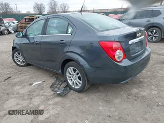 2012 Chevrolet Sonic LT z VIN 1G1JC5SH0C4173373, wystawiony jako IAAI lot #41628285 z przebiegiem 113 561 mil mil oraz . Historia ofert i sprzedaży dostępna na DreamBid. Obrazek 3.