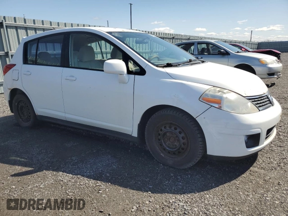 2007 Nissan Versa SL z VIN 3N1BC13E97L386866, wystawiony jako Copart lot #54250005 z przebiegiem 220 500 mil mil oraz Czysty tytuł • Clean title. Historia ofert i sprzedaży dostępna na DreamBid. Obrazek 4.