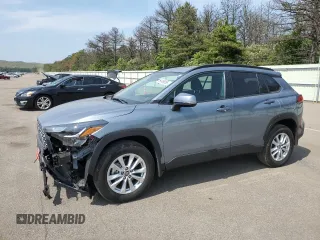 2023 Toyota Corolla Cross LE z VIN 7MUCAABG4PV054828, wystawiony jako Copart lot #59466855 z przebiegiem 23 884 mil mil oraz Szkoda całkowita • Salvage title. Historia ofert i sprzedaży dostępna na DreamBid. Obrazek 1.