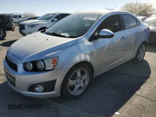 2015 Chevrolet Sonic LTZ z VIN 1G1JE5SBXF4100957, wystawiony jako Copart lot #46515715 z przebiegiem 117 258 mil mil oraz Czysty tytuł • Clean title. Historia ofert i sprzedaży dostępna na DreamBid. Obrazek 1.