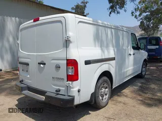 2021 Nissan NV Cargo SV z VIN 1N6BF0KYXMN805682, wystawiony jako IAAI lot #42152216 z przebiegiem 82 671 mil mil oraz . Historia ofert i sprzedaży dostępna na DreamBid. Obrazek 4.