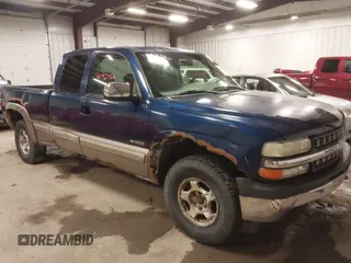 2000 Chevrolet Silverado 1500 LS with VIN 2GCEK19T0Y1274947, listed as a IAAI auction lot 42042066 with 200,262 mi miles. Bid and sale history available at carsss.com. Image 1.