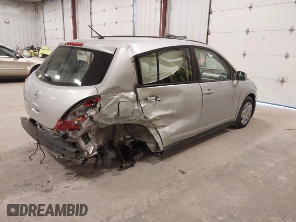 2010 Nissan Versa S z VIN 3N1BC1CP9AL363631, wystawiony jako IAAI lot #41987554 z przebiegiem 133 921 mil mil oraz . Historia ofert i sprzedaży dostępna na DreamBid. Obrazek 4.