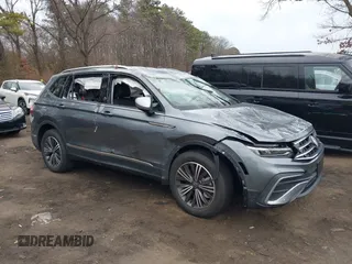 2024 Volkswagen Tiguan Wolfsburg Edition z VIN 3VV5B7AX4RM230768, wystawiony jako IAAI lot #41633709 z przebiegiem 107 mil mil oraz . Historia ofert i sprzedaży dostępna na DreamBid. Obrazek 13.