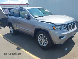 2021 Jeep Grand Cherokee Laredo E z VIN 1C4RJFAG3MC853824, wystawiony jako IAAI lot #42518563 z przebiegiem 95 357 mil mil oraz . Historia ofert i sprzedaży dostępna na DreamBid. Obrazek 1.