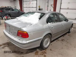 1998 BMW 5 Series 540i z VIN WBADE6320WBW62822, wystawiony jako IAAI lot #41534351 z przebiegiem 228 570 mil mil oraz . Historia ofert i sprzedaży dostępna na DreamBid. Obrazek 4.