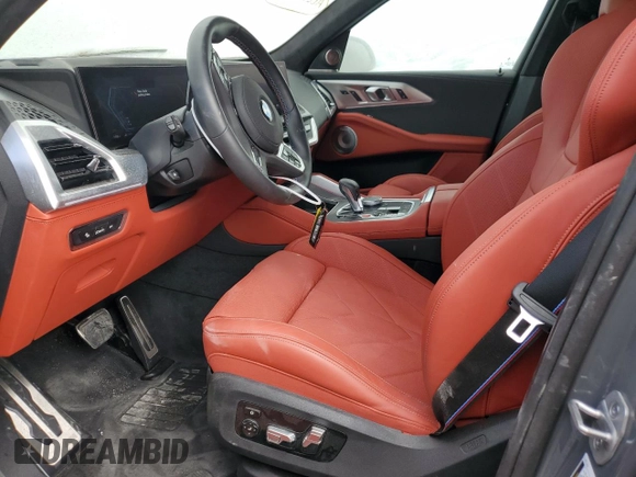 2024 BMW XM z VIN 5YM23CS06R9U92810, wystawiony jako Copart lot #75401504 z przebiegiem 6181 mil mil oraz Nie do naprawy. Historia ofert i sprzedaży dostępna na DreamBid. Obrazek 7.